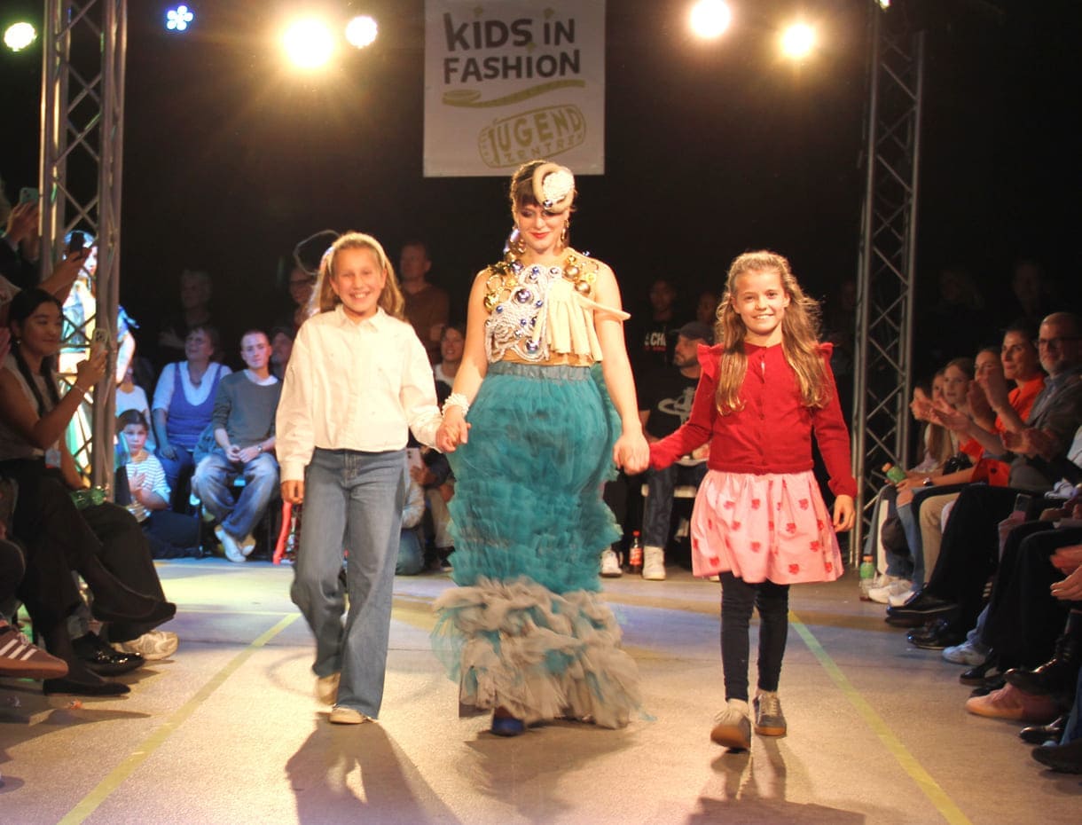 Desgner:innen, die bei der Show anwesend waren mit "ihren" Models auf dem Laufsteg