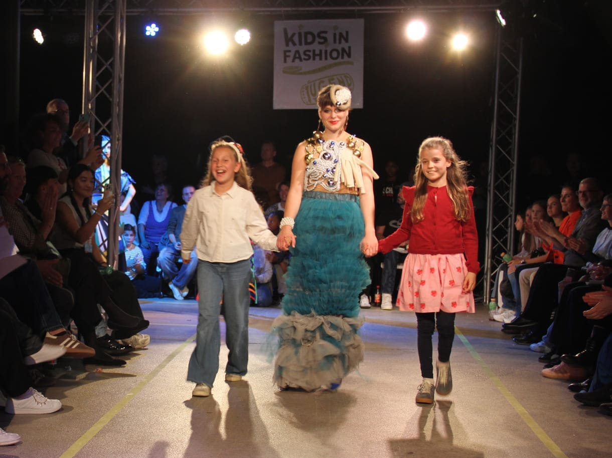 Desgner:innen, die bei der Show anwesend waren mit "ihren" Models auf dem Laufsteg