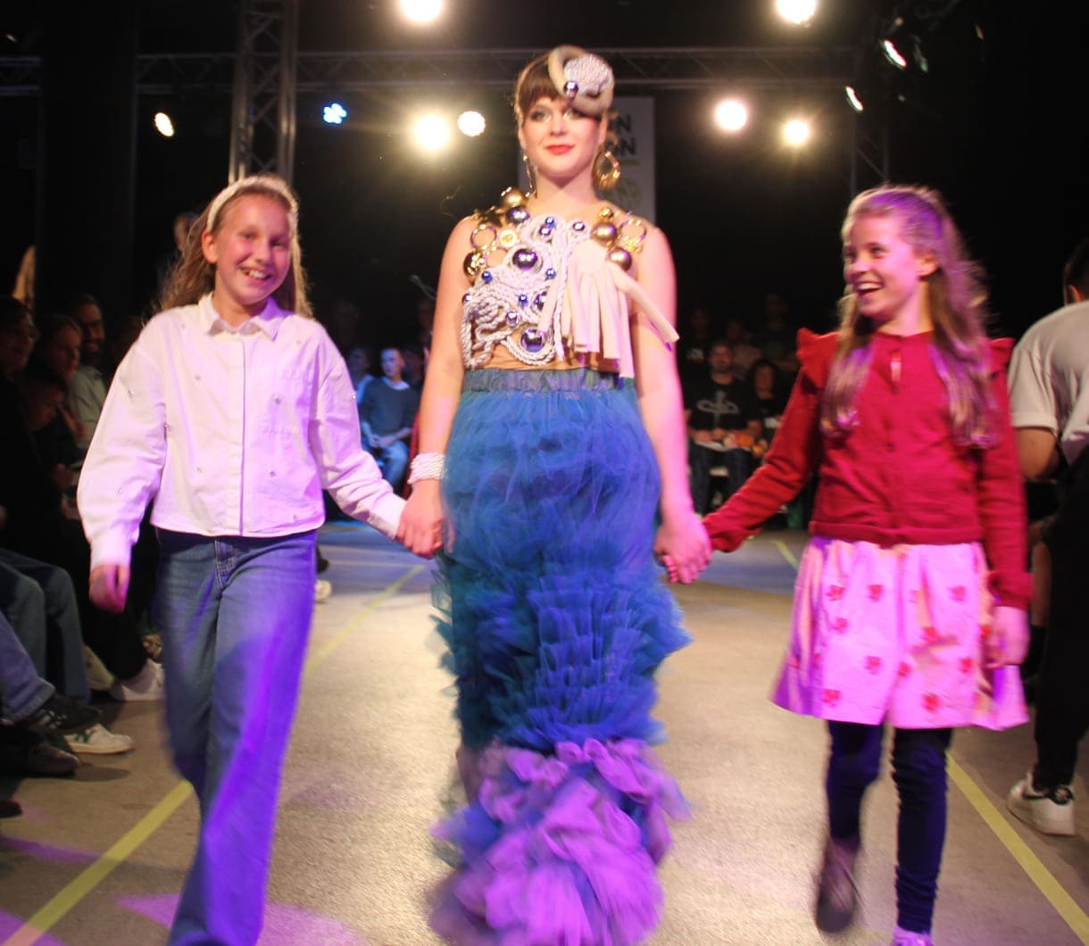 Desgner:innen, die bei der Show anwesend waren mit "ihren" Models auf dem Laufsteg