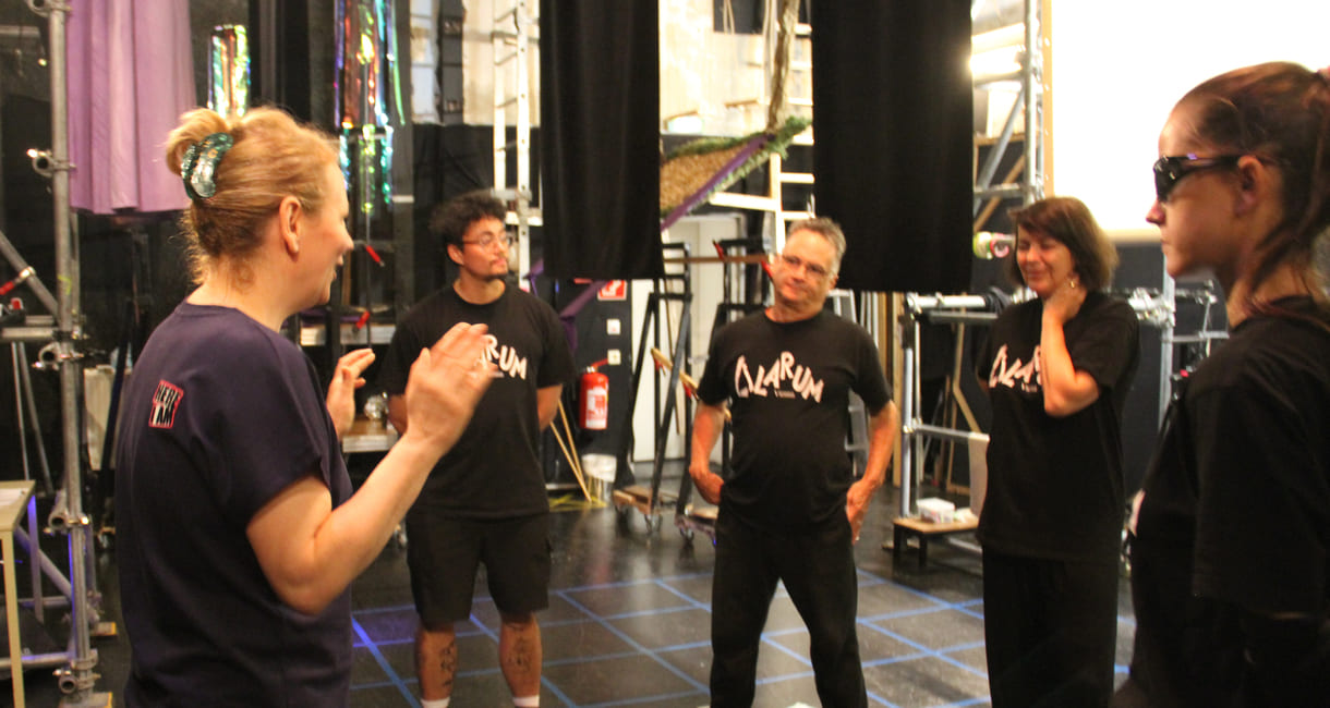 Gesprächsrunde der Figurenspieler:innen mit der Regisseurin - im Spielraum der Bühne