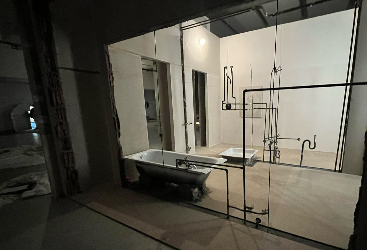 installation Badezimmer in der Ausstellung 