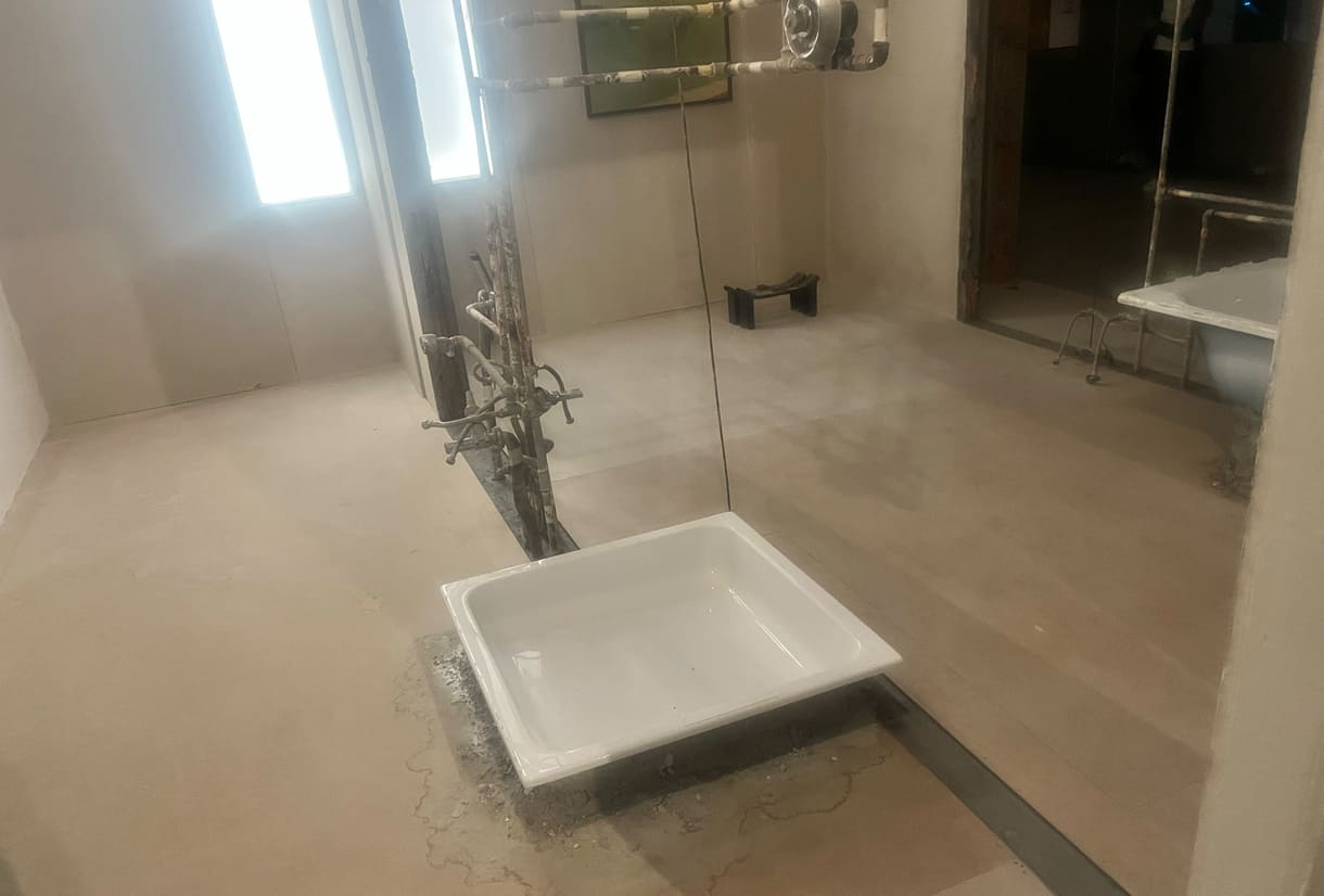 installation Badezimmer in der Ausstellung 