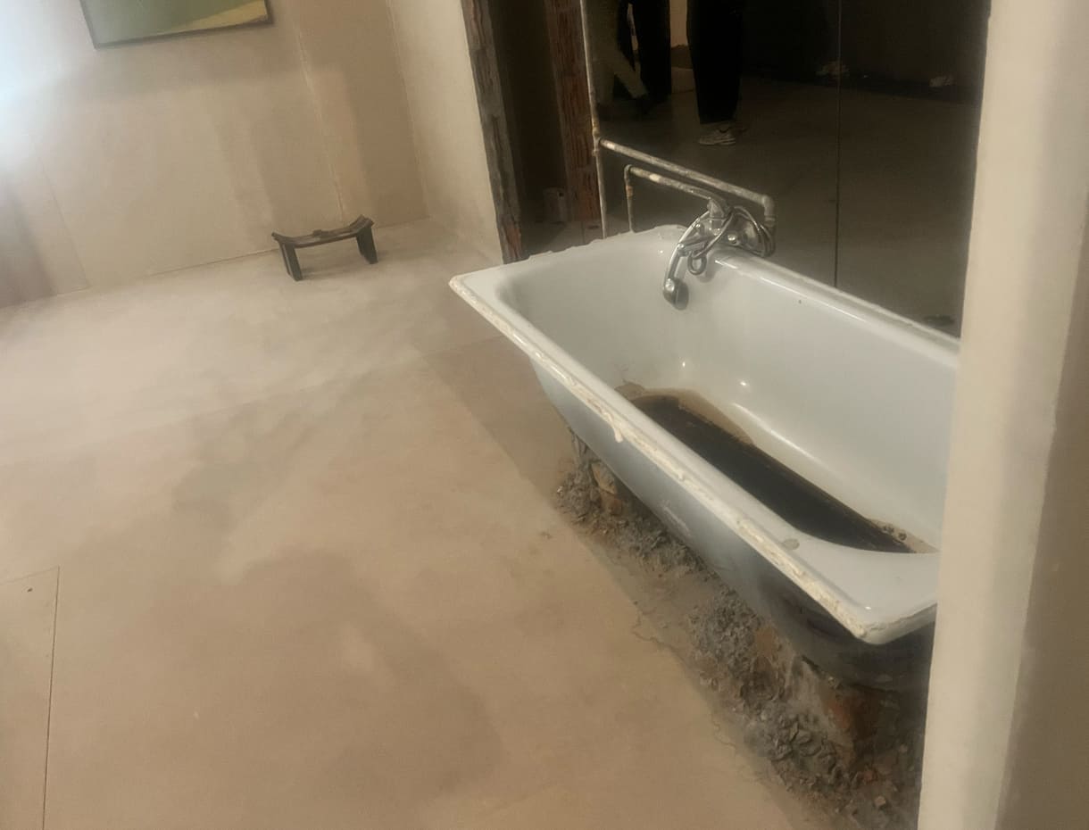 installation Badezimmer in der Ausstellung 