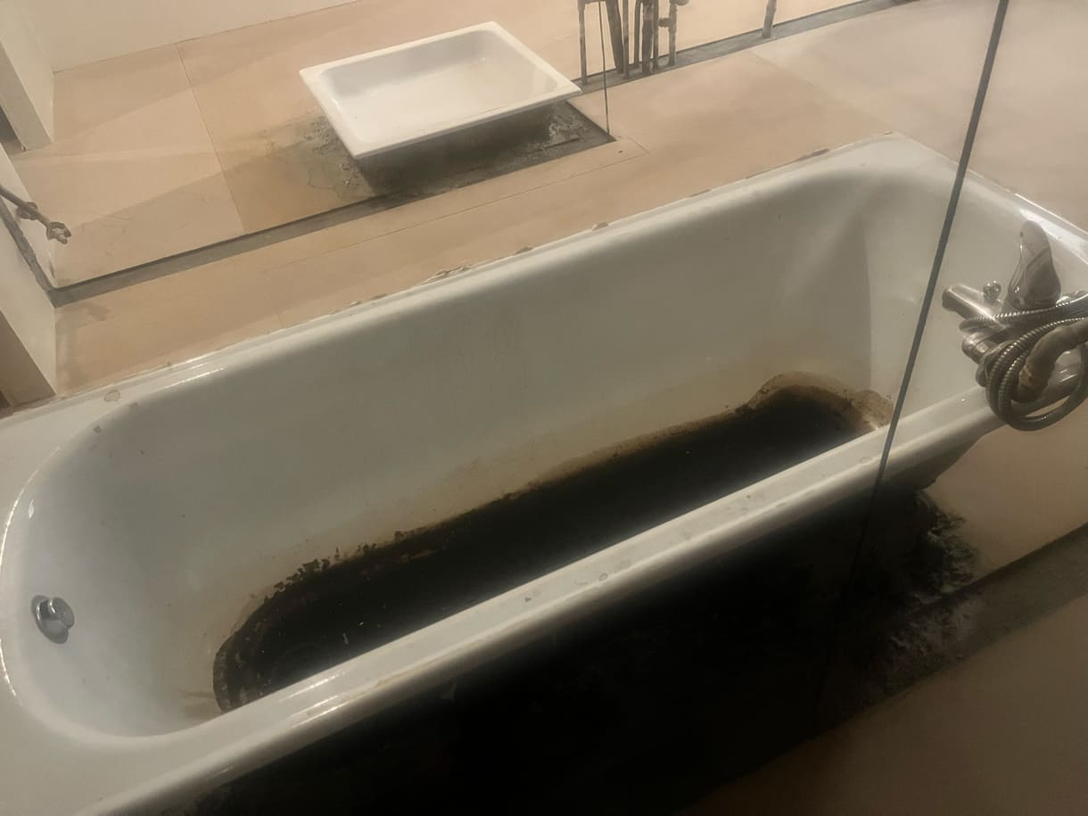installation Badezimmer in der Ausstellung 