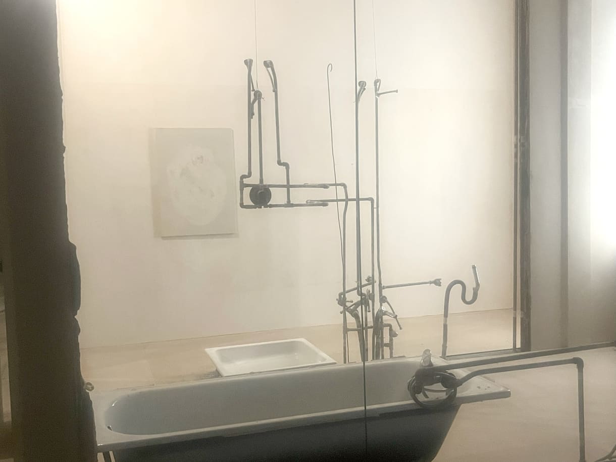 installation Badezimmer in der Ausstellung 