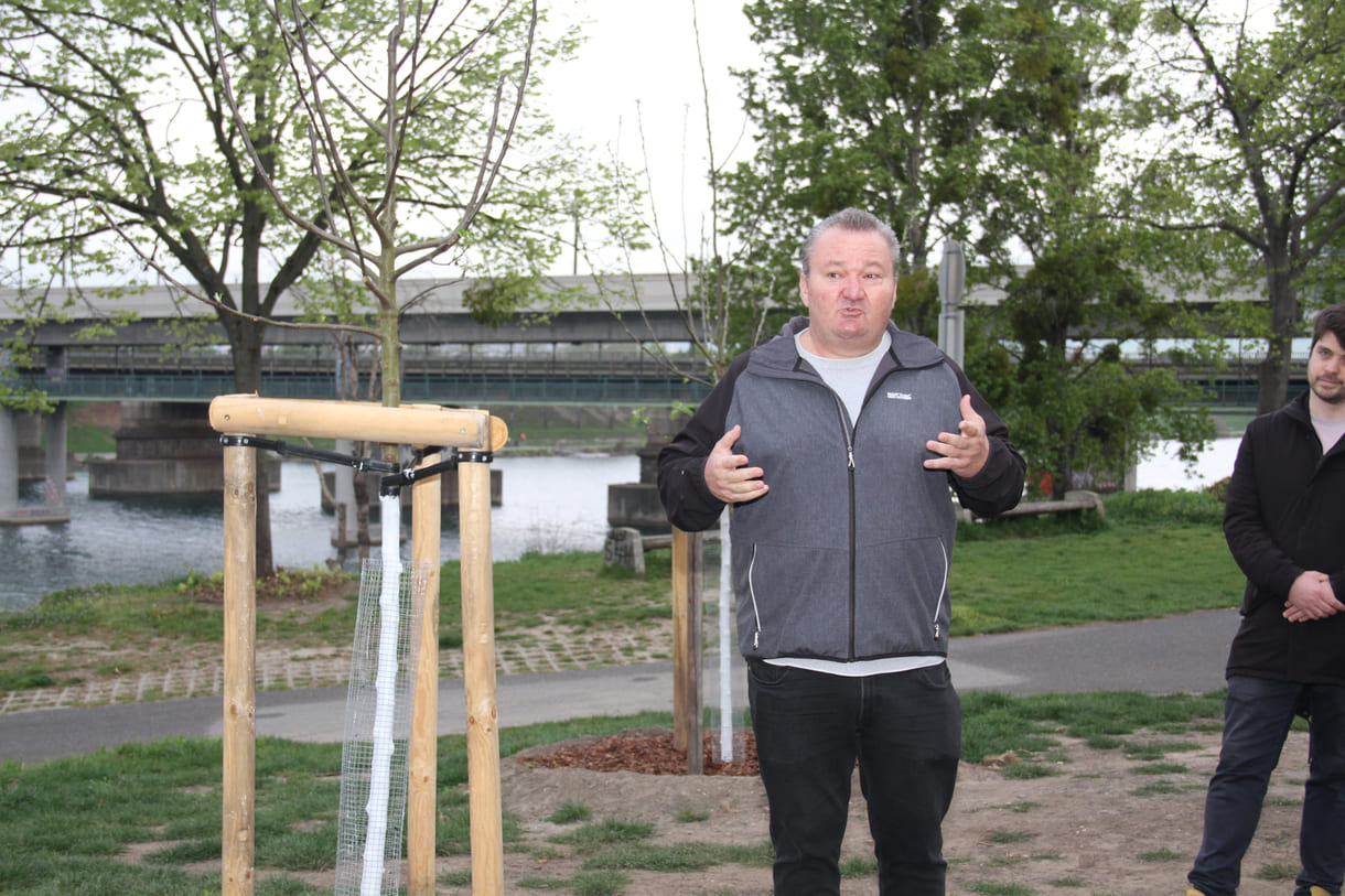 Wiens für die Bäder zuständiger Öffentlichkeits-Mensch, Martin Kotinsky, stellt die Gratiskurse beim Medientermin auf der Donauinsel vor