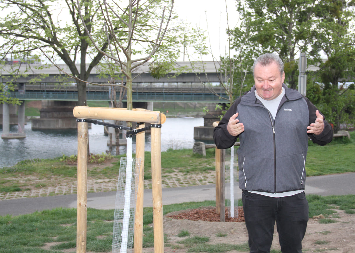 Wiens für die Bäder zuständiger Öffentlichkeits-Mensch, Martin Kotinsky, stellt die Gratiskurse beim Medientermin auf der Donauinsel vor