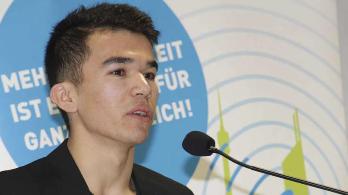 Bagher Ahmadi beim mehrsprachigen Redebewerb 