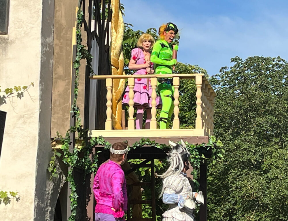 Erste Szenen am und unterm Balkon des Turms, in dem Rapunzel gefangen gehalten wird