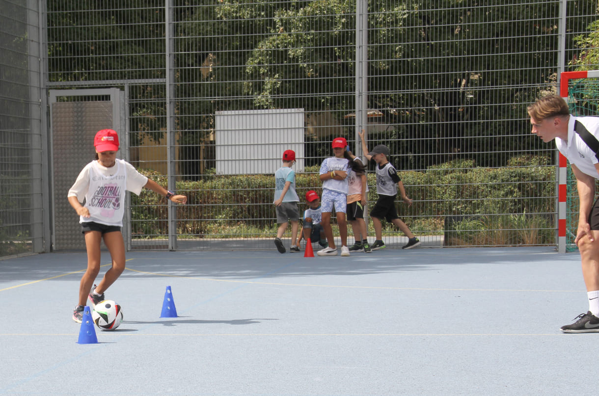 Slalom mit Ball am Fuß...