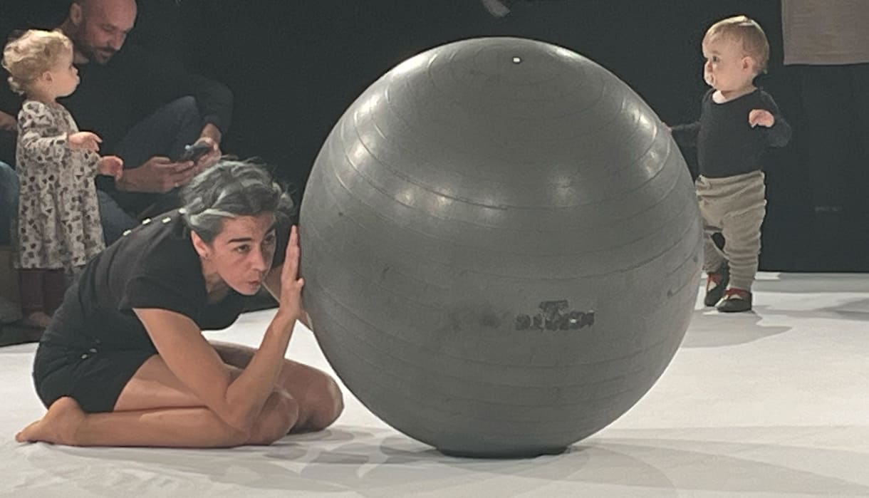Ein großer Gymnastikd (Sitz-)Ball wird zum Freund der Tänzerin