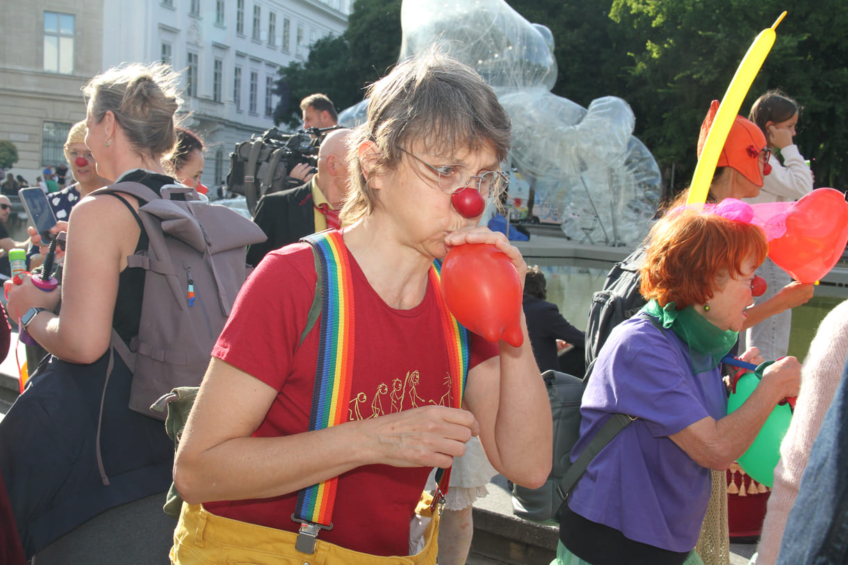 Einige der Clown:innen bei der Kundgebung vor der Wiener Karlskirche