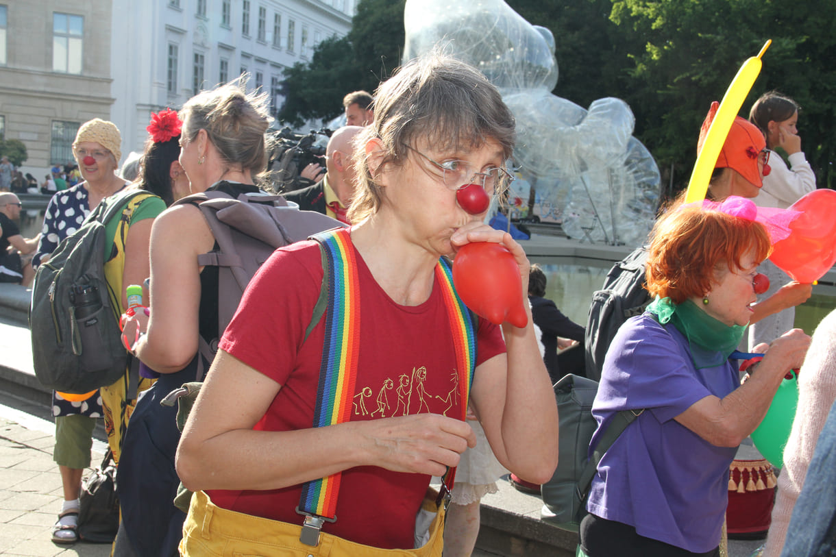 Einige der Clown:innen bei der Kundgebung vor der Wiener Karlskirche