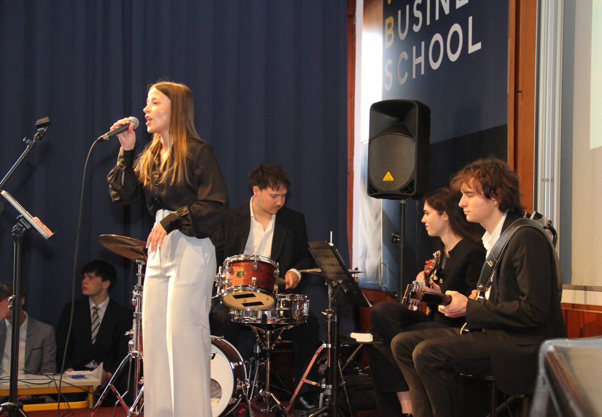 mehrfache, immer umjubelte, Auftritte der Band Ironix: (Bass: Elina Arabella Blach, Schlagzeug: Paul Gall, Gsang: Julia Schuster und Gitarre: Paul Toth