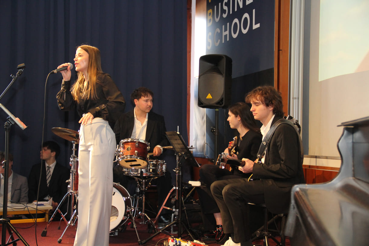 mehrfache, immer umjubelte, Auftritte der Band Ironix: (Bass: Elina Arabella Blach, Schlagzeug: Paul Gall, Gsang: Julia Schuster und Gitarre: Paul Toth