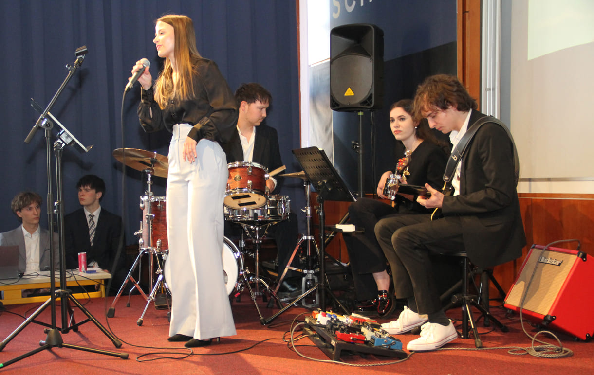 mehrfache, immer umjubelte, Auftritte der Band Ironix: (Bass: Elina Arabella Blach, Schlagzeug: Paul Gall, Gsang: Julia Schuster und Gitarre: Paul Toth