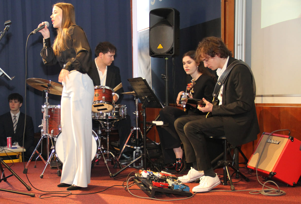 mehrfache, immer umjubelte, Auftritte der Band Ironix: (Bass: Elina Arabella Blach, Schlagzeug: Paul Gall, Gsang: Julia Schuster und Gitarre: Paul Toth