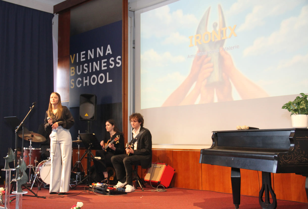 mehrfache, immer umjubelte, Auftritte der Band Ironix: (Bass: Elina Arabella Blach, Schlagzeug: Paul Gall, Gsang: Julia Schuster und Gitarre: Paul Toth