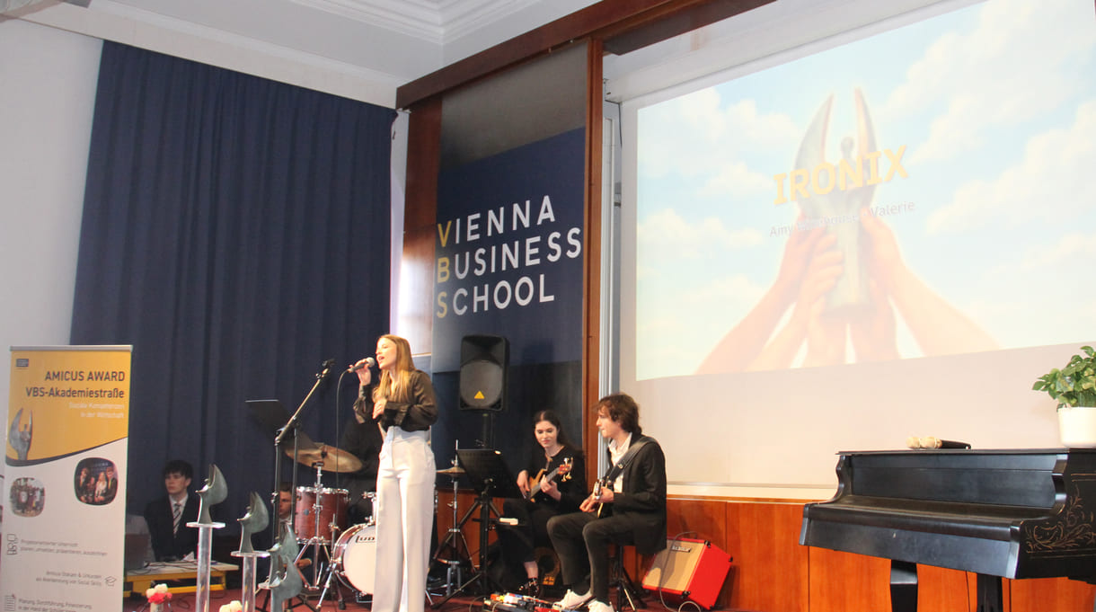 mehrfache, immer umjubelte, Auftritte der Band Ironix: (Bass: Elina Arabella Blach, Schlagzeug: Paul Gall, Gsang: Julia Schuster und Gitarre: Paul Toth