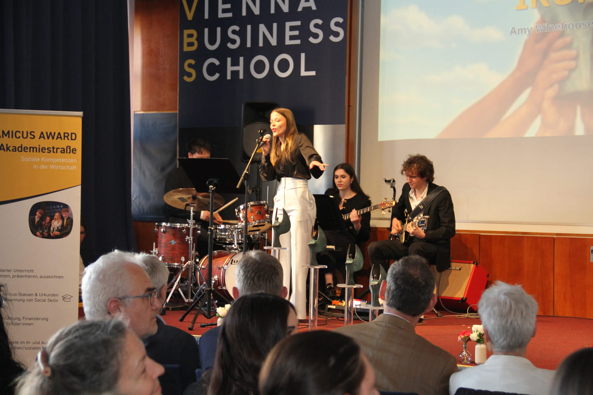 mehrfache, immer umjubelte, Auftritte der Band Ironix: (Bass: Elina Arabella Blach, Schlagzeug: Paul Gall, Gsang: Julia Schuster und Gitarre: Paul Toth