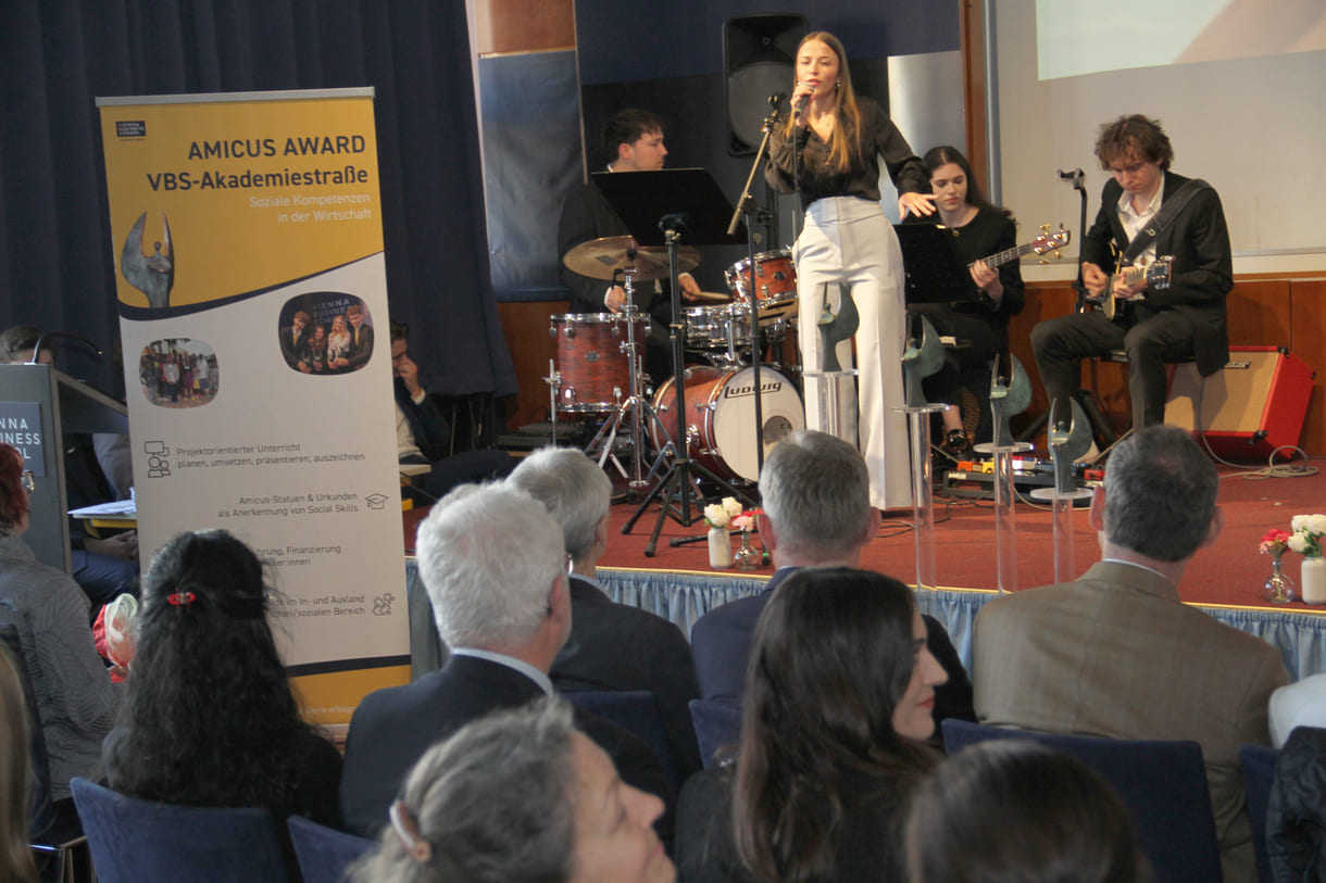 mehrfache, immer umjubelte, Auftritte der Band Ironix: (Bass: Elina Arabella Blach, Schlagzeug: Paul Gall, Gsang: Julia Schuster und Gitarre: Paul Toth