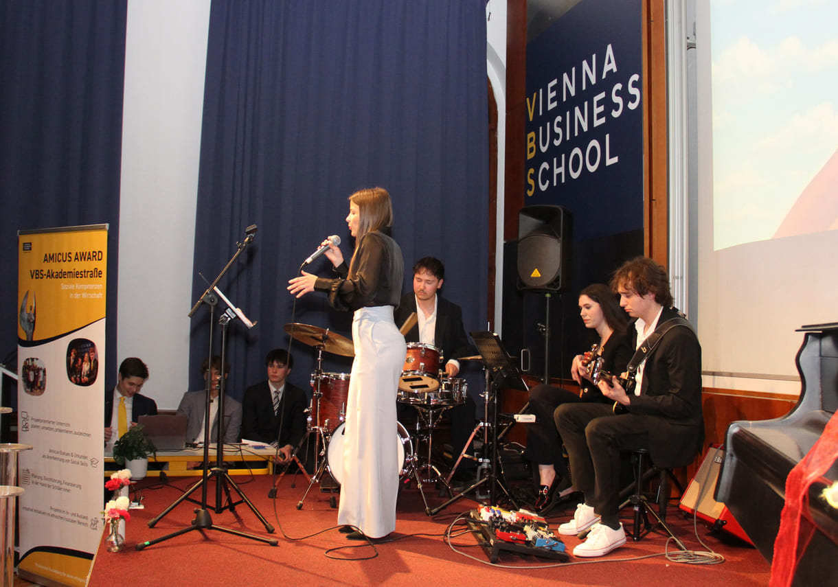 mehrfache, immer umjubelte, Auftritte der Band Ironix: (Bass: Elina Arabella Blach, Schlagzeug: Paul Gall, Gsang: Julia Schuster und Gitarre: Paul Toth