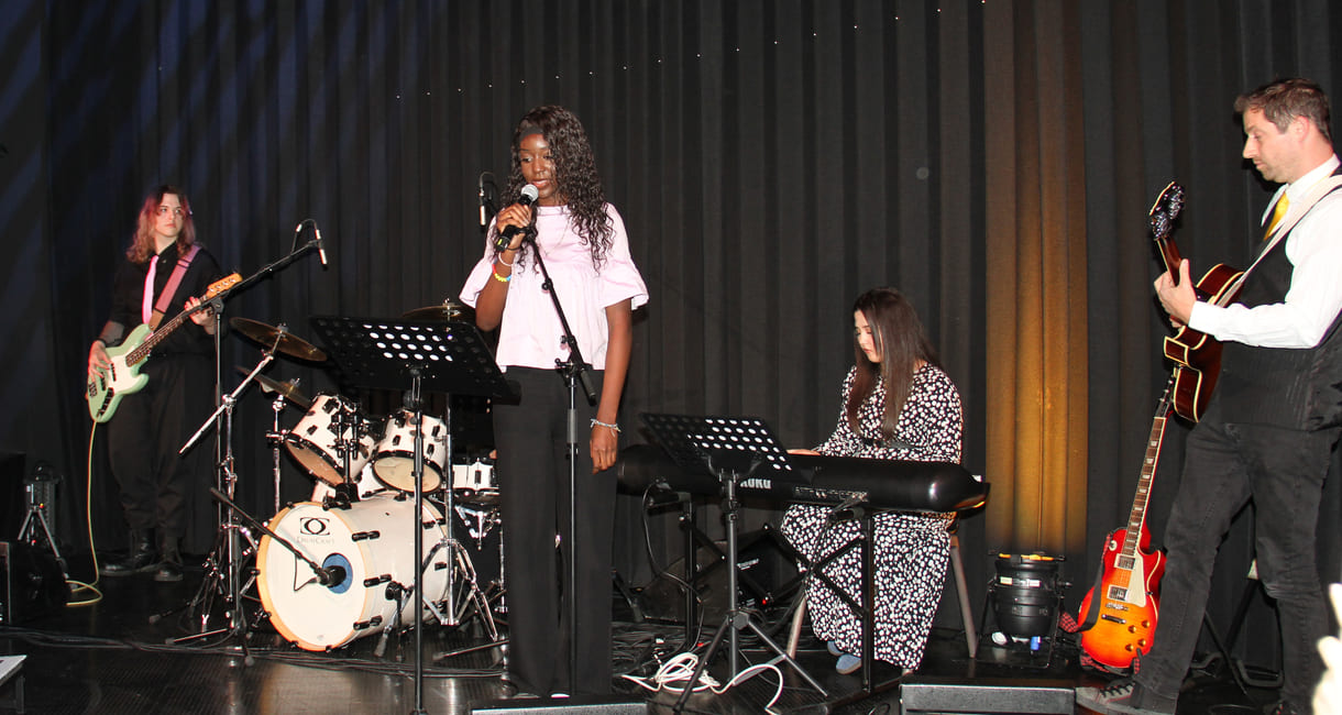 Die Schulband spielte und sang Cover-Nummern, die zum Mitswingen einluden