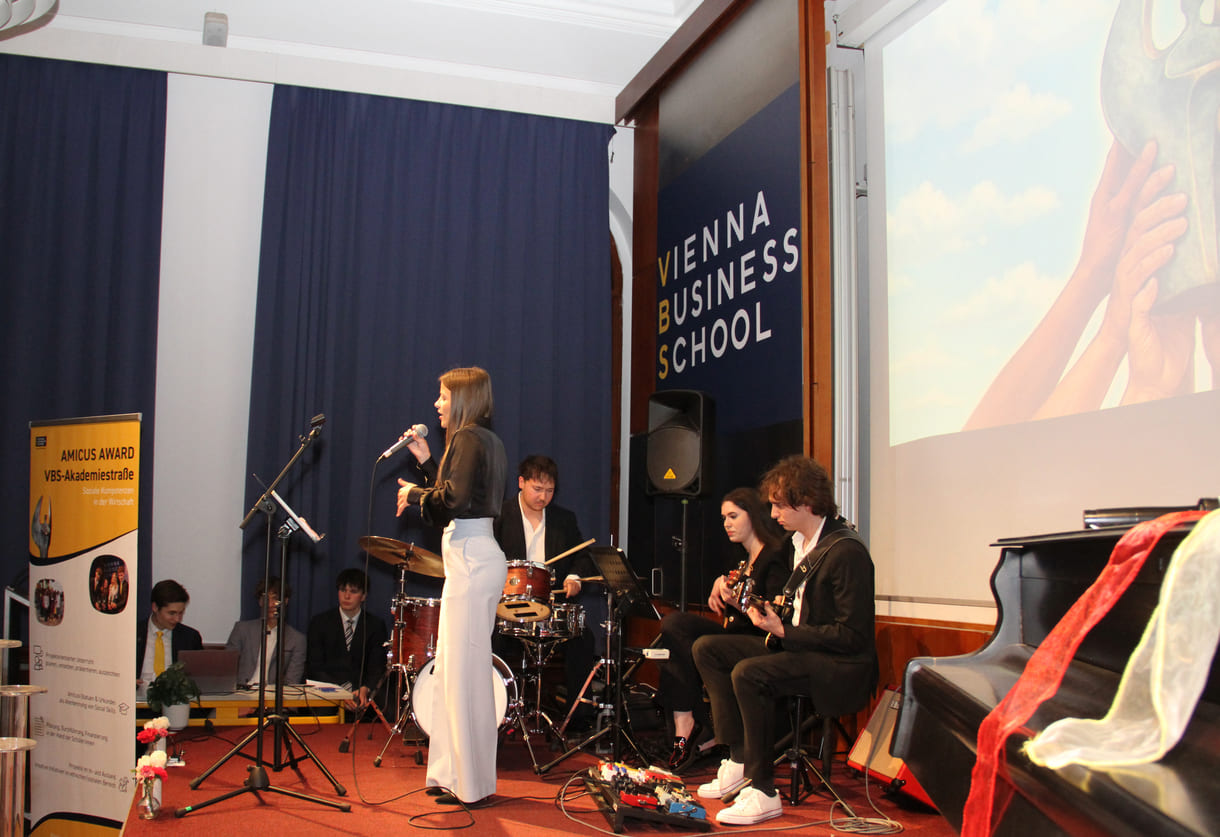 mehrfache, immer umjubelte, Auftritte der Band Ironix: (Bass: Elina Arabella Blach, Schlagzeug: Paul Gall, Gsang: Julia Schuster und Gitarre: Paul Toth
