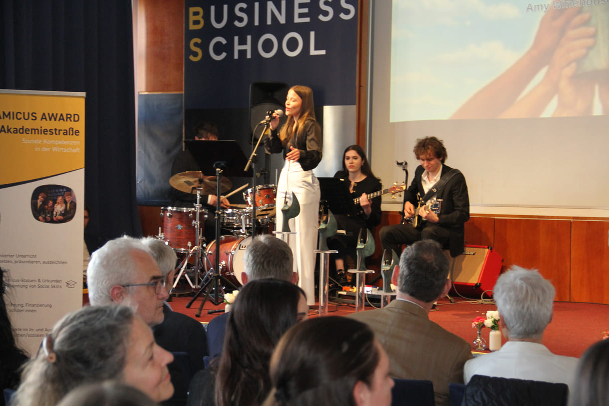 mehrfache, immer umjubelte, Auftritte der Band Ironix: (Bass: Elina Arabella Blach, Schlagzeug: Paul Gall, Gsang: Julia Schuster und Gitarre: Paul Toth