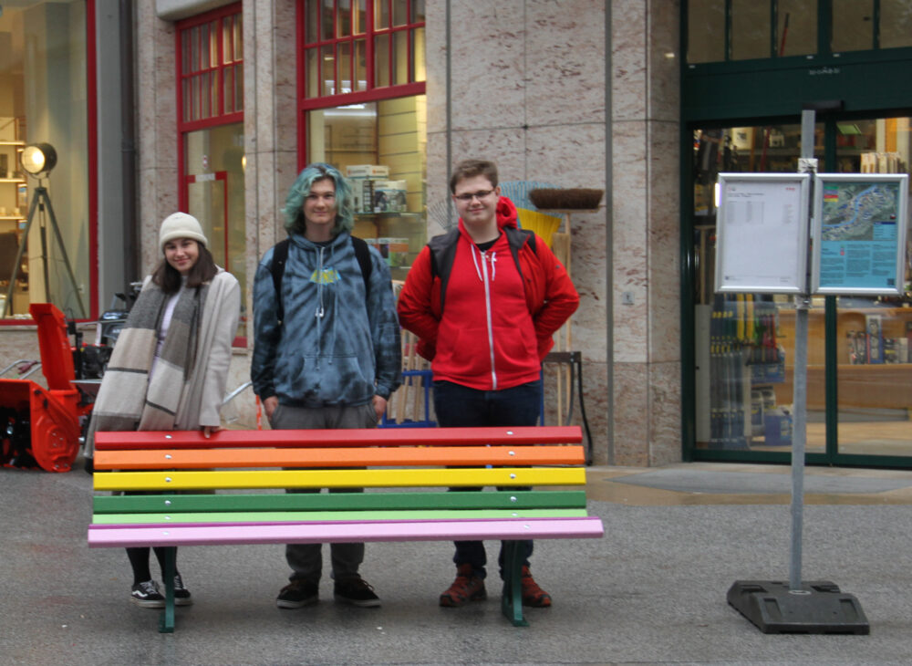 Eigenhändig hatten Jugendliche diese Sitzbank regenbogen-bunt gestrichen und lackiert