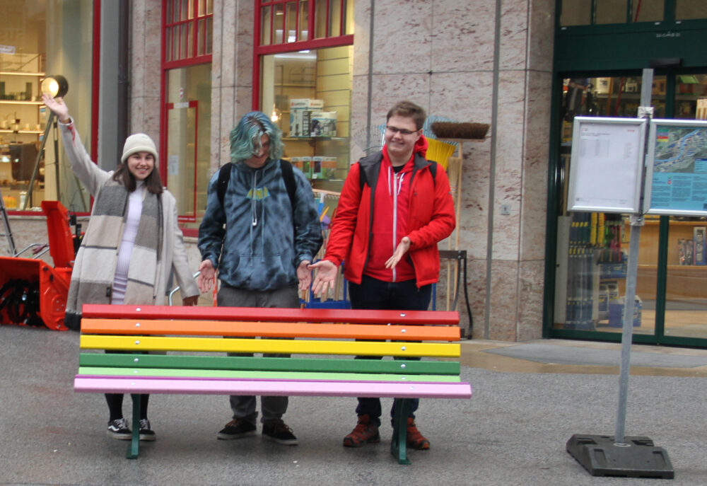 Eigenhändig hatten Jugendliche diese Sitzbank regenbogen-bunt gestrichen und lackiert
