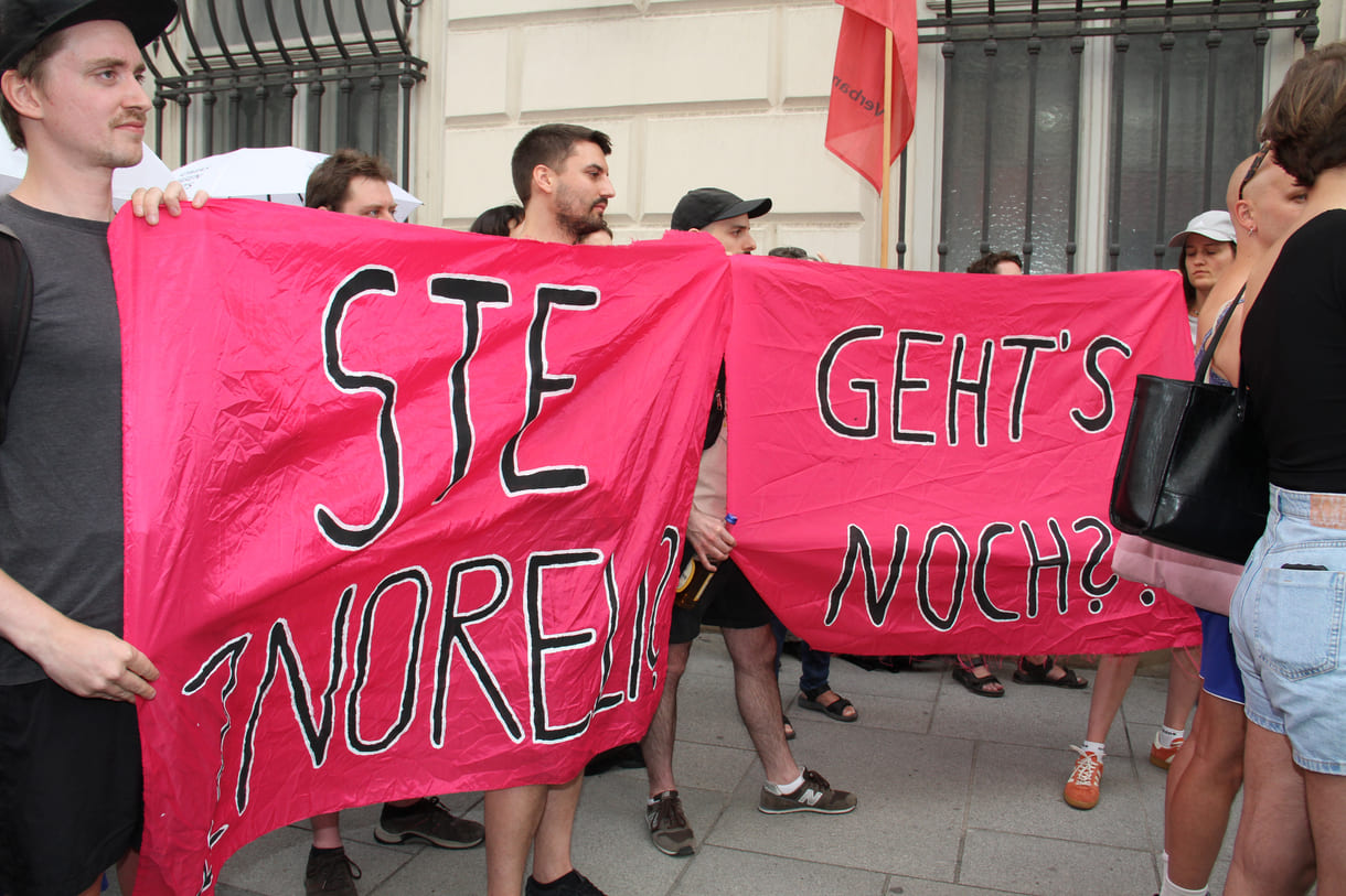 Transparent bei der Kundgebung