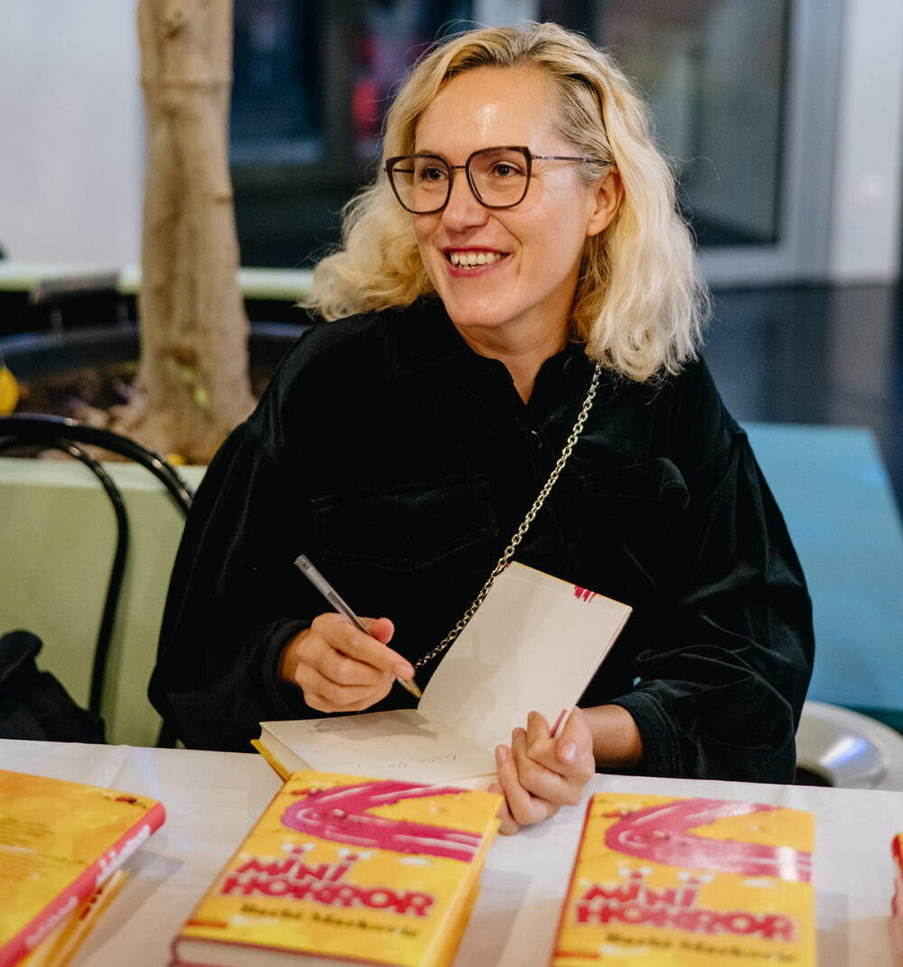 Barbi Marković signiert ihr jüngstes Buch