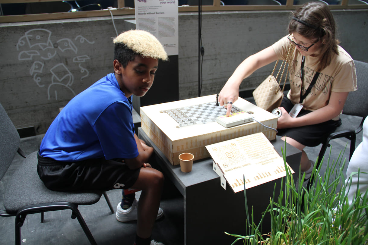 Besucher:innen der U19-Ausstellung spieln schon mit einer weiterentwickelten Version des barrierefreien Brettspiels