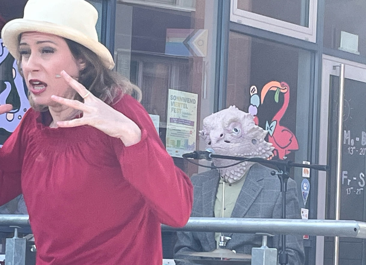 Zur Erzählung der Sage vom Basilisken hat sich der Musiker eine entsprechende Ganzkopf-Maske übergestülpt