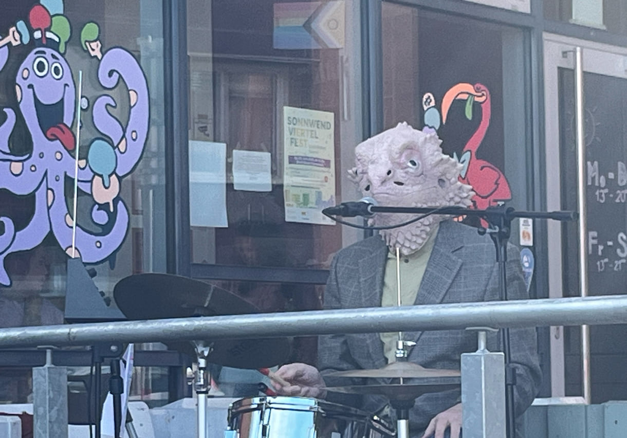 Musiker mit Basilisk-Maske
