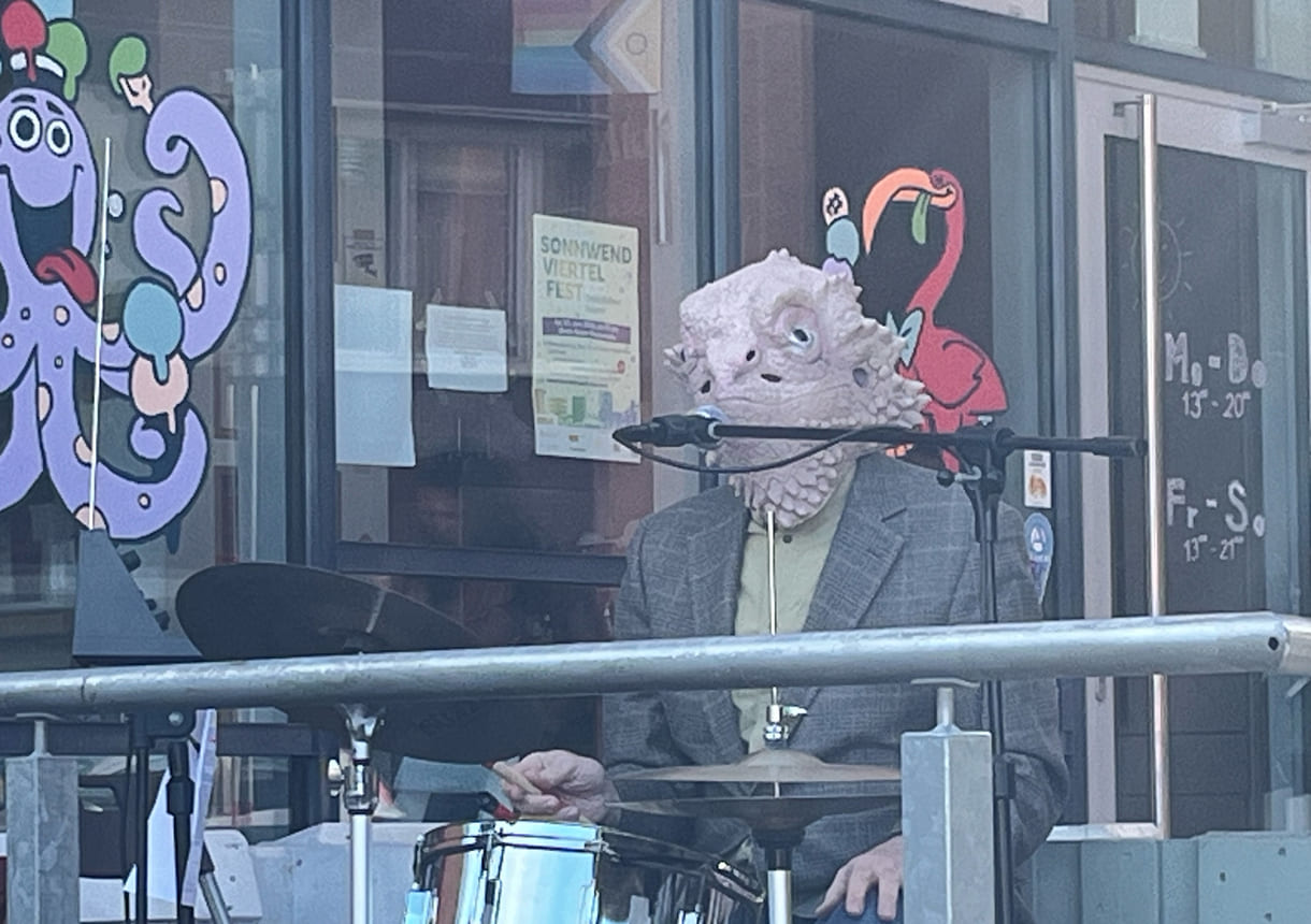 Musiker mit Basilisk-Maske