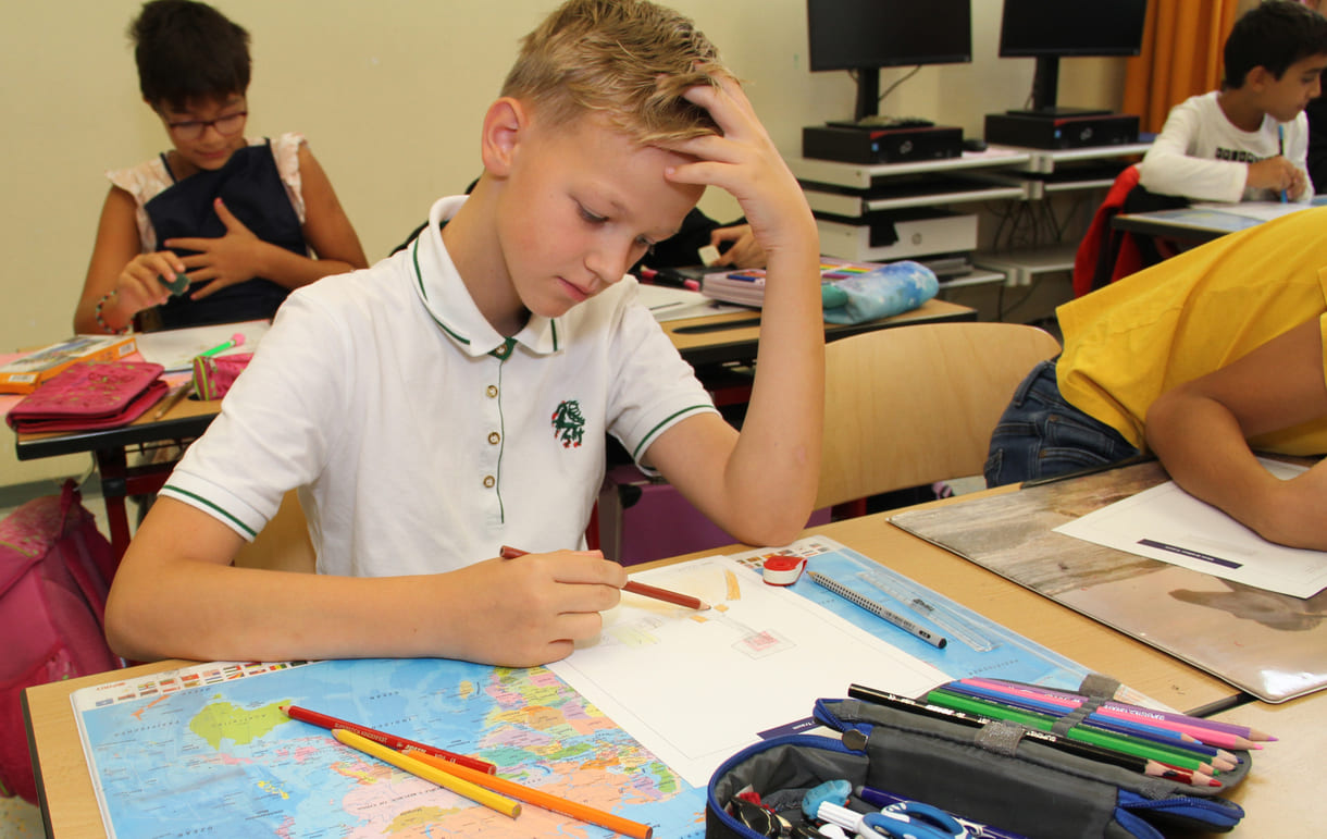 Volksschulkinder malen ihren jeweils größten Traum - und das für einen guten Zweck