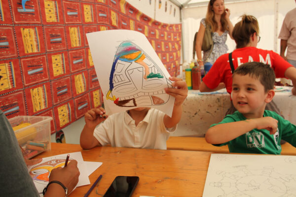 Basteln und malen im Kinderzelt