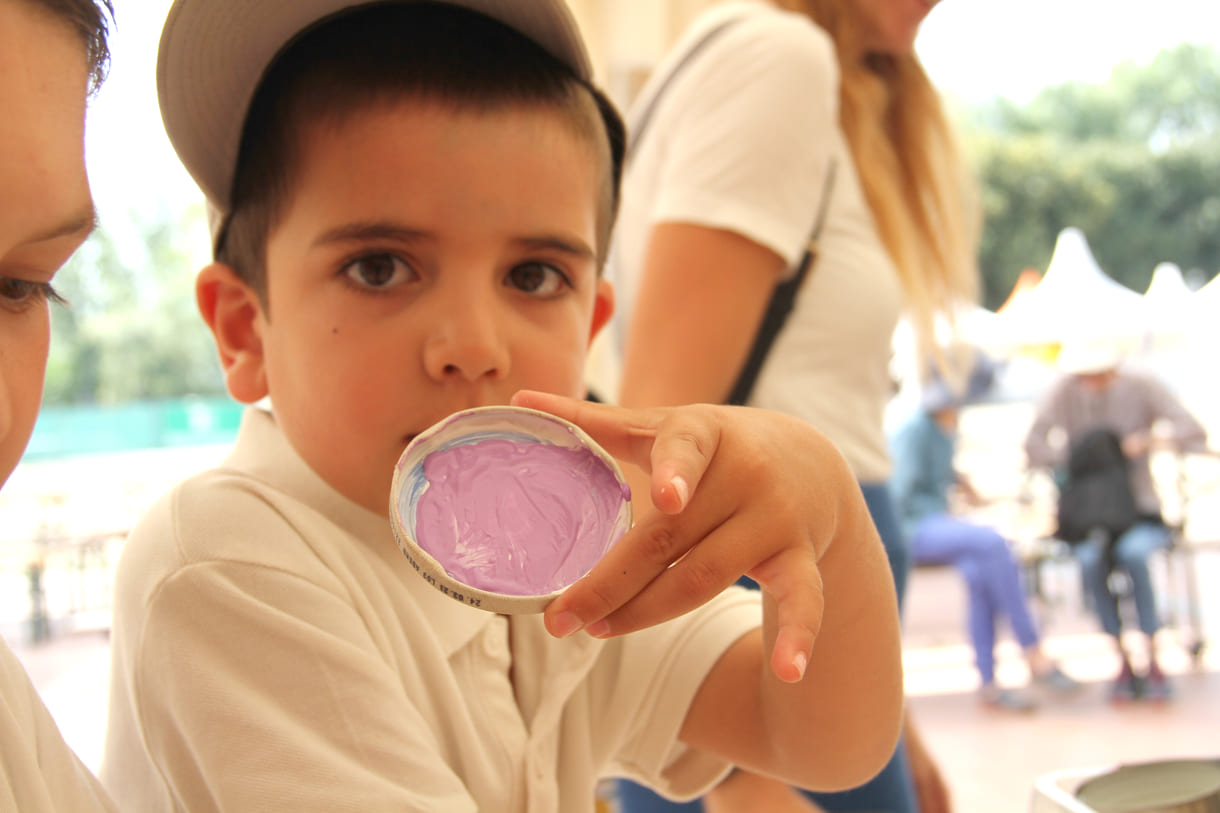 Basteln und malen im Kinderzelt