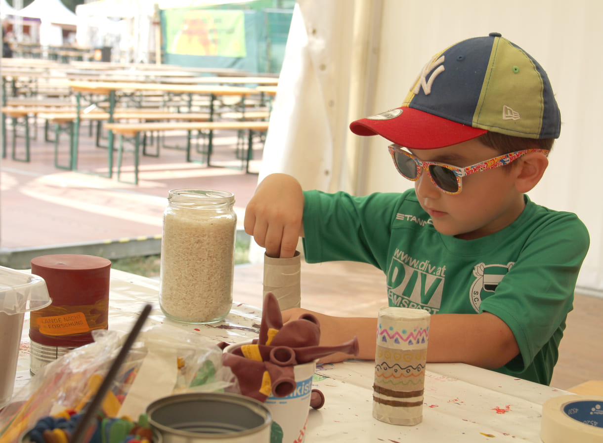 Basteln und malen im Kinderzelt