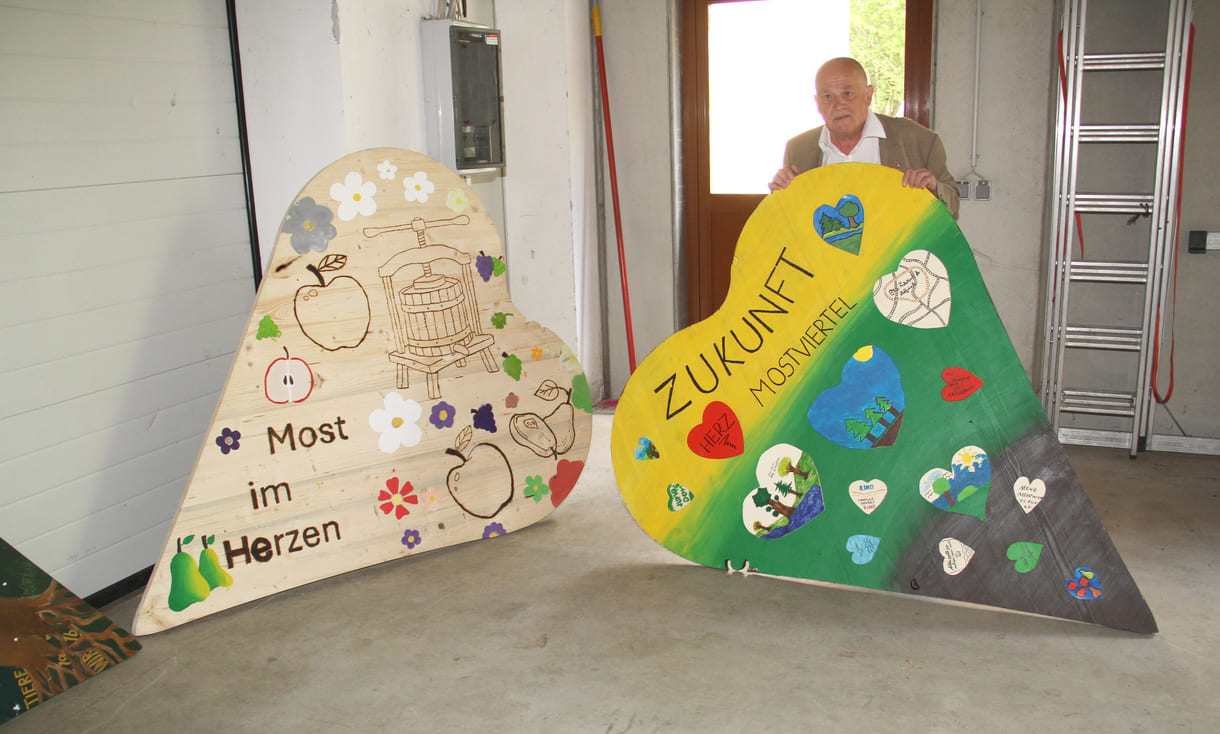 Von Schüler:innen gestaltete große Holz-Herzen