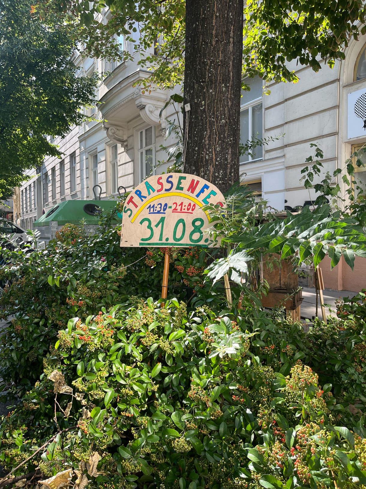 Festplakat - aus Holz - mitten im Grünen