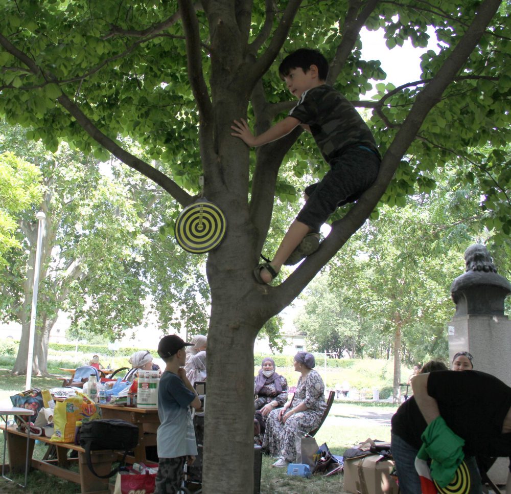 Kinder klettern auf einem Baum