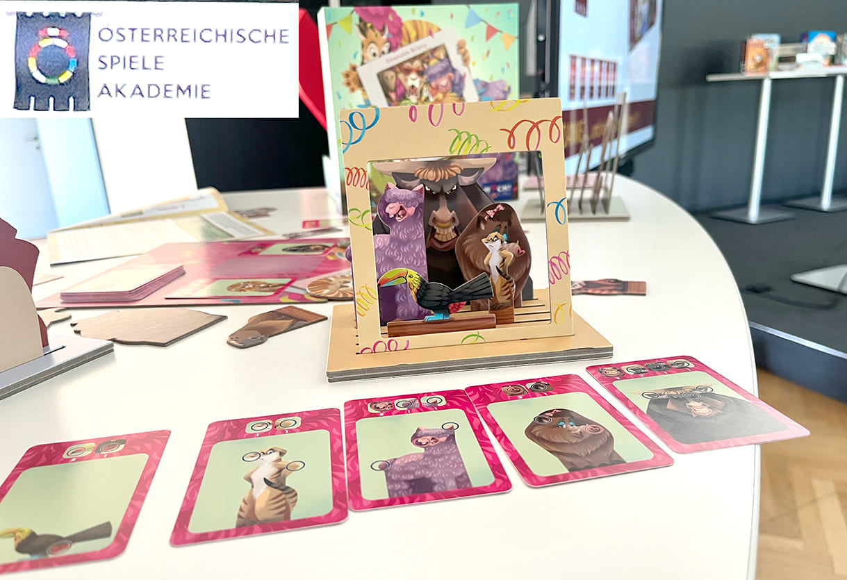 Bild-Montage aus dem neuen Logo des österreichischen Spielepreises und dem Kindespiel des Jahres "Beast Selfies"