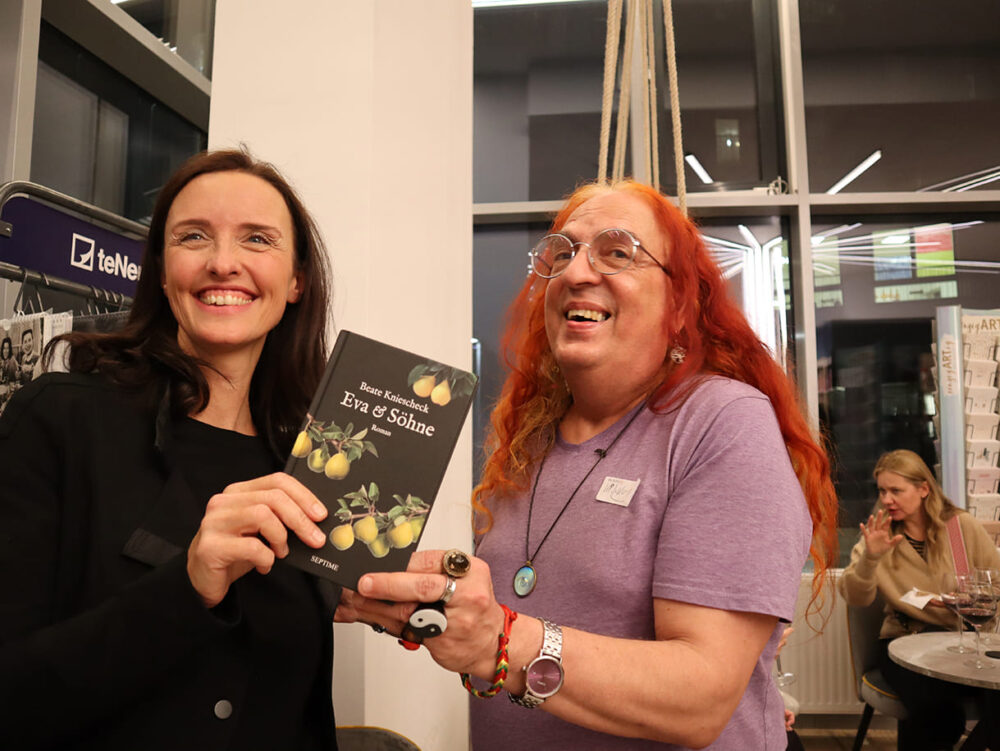Autorin Beate Kniescheck mit dem KiJuKU-Journalisten
