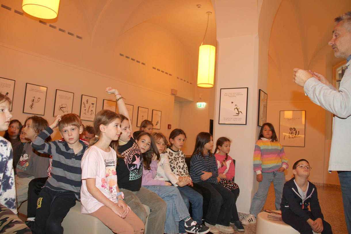 Begrüßung der Kinder im Literaturmuseum