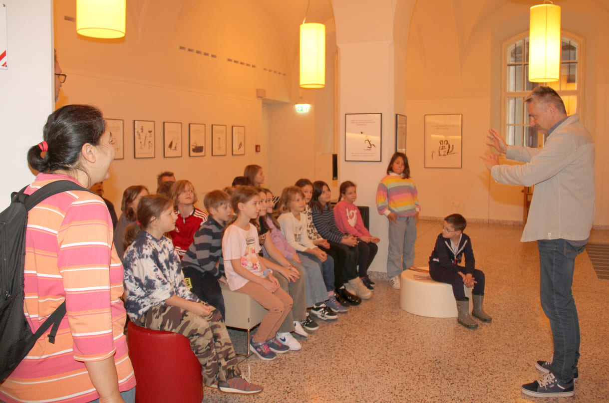 Begrüßung der Kinder im Literaturmuseum