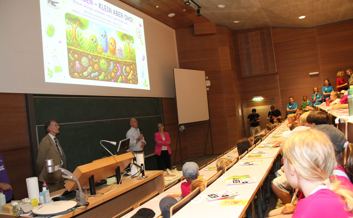 Begrüßung der Kinderuni-Studierenden durch den Sponsor-Vertreter