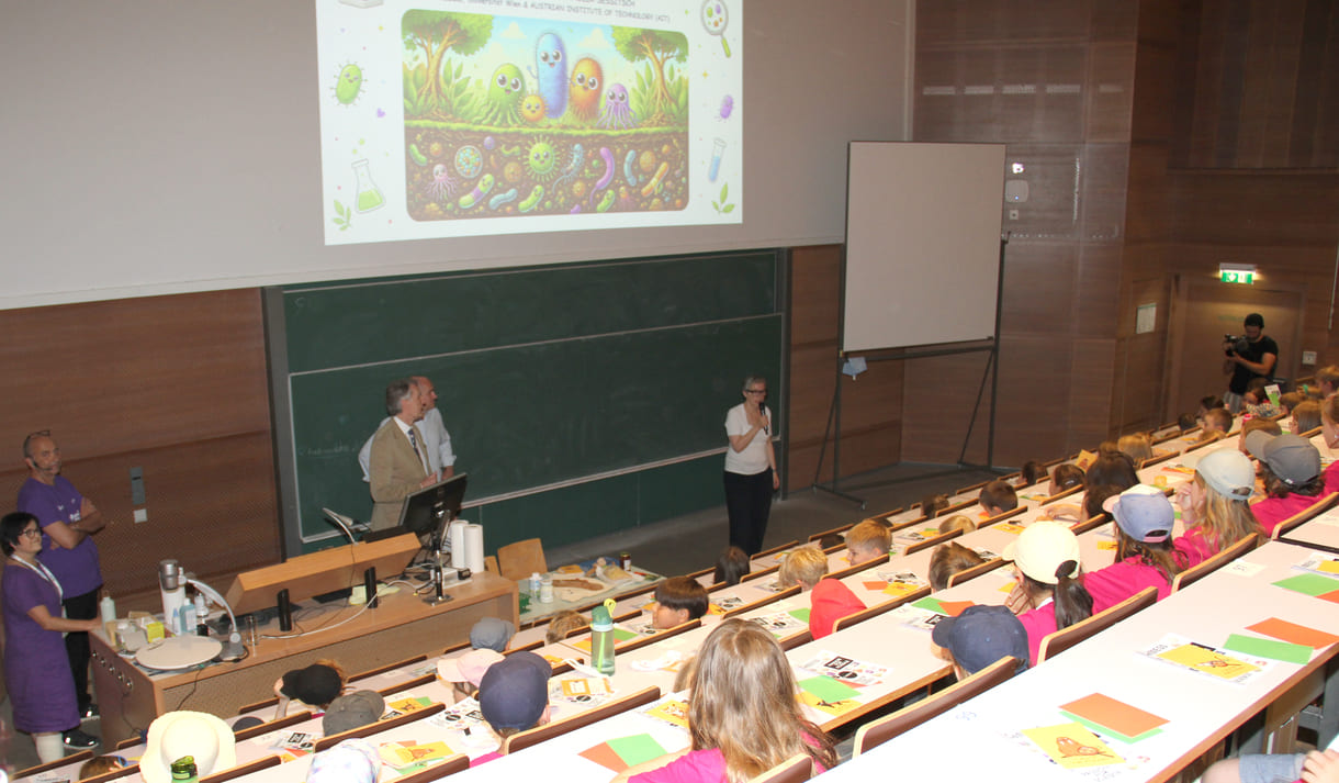 Begrüßung der Kinderuni-Studierenden durch die leitene Organisatorin
